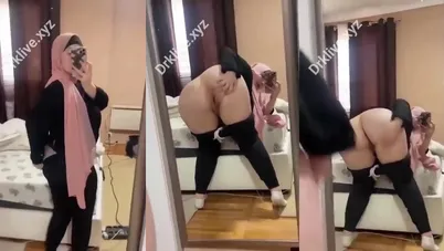 محجبة خليجية بتصور لحبيبها من المراية وتفتح كسها وطيزها