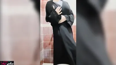 احلى جسم وبزاز كبيرة لمزة مصرية بتعرض على الواقف