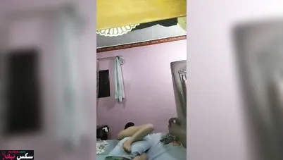 شرموطة بتتصور وتنام على السرير تحضن المخدة بهيجان