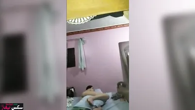 شرموطة بتتصور وتنام على السرير تحضن المخدة بهيجان