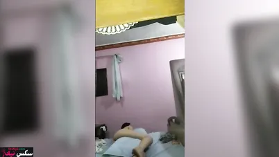 شرموطة بتتصور وتنام على السرير تحضن المخدة بهيجان