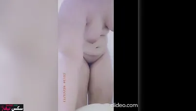 متناكة واقفه تعرض في طيزها وتفتح رجليها وتفرك كسها