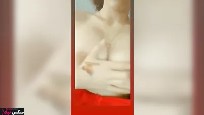 مصرية جميلة قالعه هدومها وماسكه بزازها الحلوين وتقفشهم