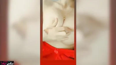 مصرية جميلة قالعه هدومها وماسكه بزازها الحلوين وتقفشهم