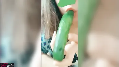 مصرية لبوة بتمص الخيارة وتنيك كسها وتصور لعشيقها