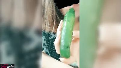 مصرية لبوة بتمص الخيارة وتنيك كسها وتصور لعشيقها