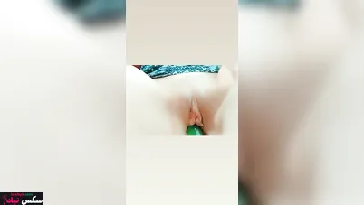 مصرية لبوة بتمص الخيارة وتنيك كسها وتصور لعشيقها