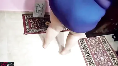 مصريه مربربه بتدلع للزبون وترقصله وهي هيجانه نار