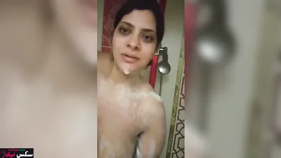 فاجرة مصرية جسمها نار بتصور لحبيبها في الحمام وتتشرمط