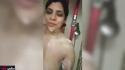 فاجرة مصرية جسمها نار بتصور لحبيبها في الحمام وتتشرمط