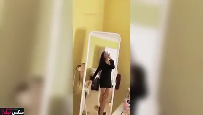 خليجية جميلة تلعب في كسها وبزازها وتدلع لحبيبها