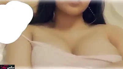 خليجية جميلة تلعب في كسها وبزازها وتدلع لحبيبها