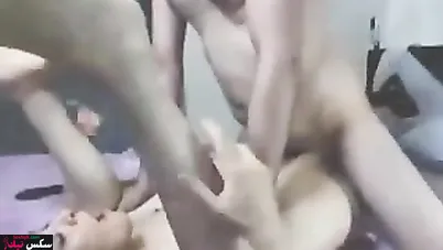 البت رفعاله رجليها وهو مش راحم كسها على سرريه واحلى دلع