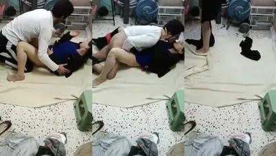 متناكة عشيقها نيمها على الارض وراشق زبه في كسها