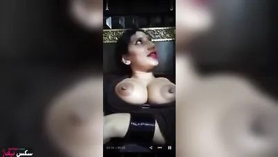 بنوتة متناكة مطلعه بزازها الكبيرة وبتمص في زب حبيبها