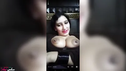 بنوتة متناكة مطلعه بزازها الكبيرة وبتمص في زب حبيبها