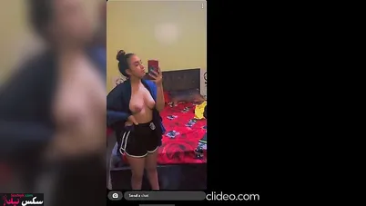 مصرية متناكة بتصور بزازها لحبيبها من المراية وتدلعه
