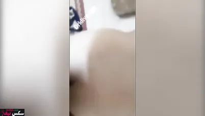 مصرية بتروح بيت عشيقها وتخليه ينيكها بكل الاوضاع