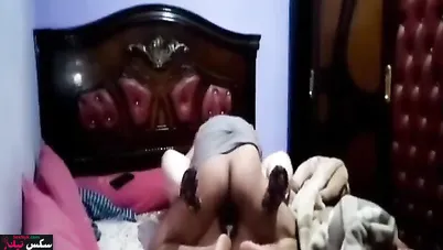 شرموطة مصرية عشيقها خدها على السرير ومش راحمها
