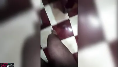 فرسة مصرية ديوثها بينيكها والشرموطة تصرخ وتقول براحه