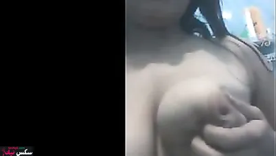 هيجانه مصريه ماسكه البزاز وفشخاهم تقفيش على الواقف