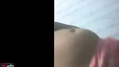 هيجانه مصريه ماسكه البزاز وفشخاهم تقفيش على الواقف