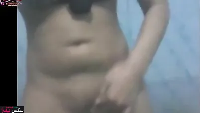 هيجانه مصريه ماسكه البزاز وفشخاهم تقفيش على الواقف