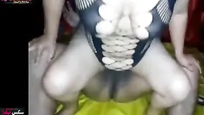 فاجره مصريه بتنزل على زب الزبون بكسها وتتنطط بهيجان