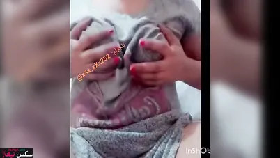 بنوته جامده بتقفش بزازها على الواقف وتلعب في كسها