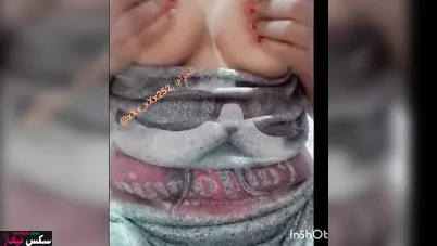 بنوته جامده بتقفش بزازها على الواقف وتلعب في كسها