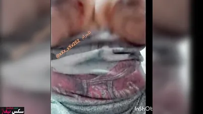 بنوته جامده بتقفش بزازها على الواقف وتلعب في كسها