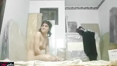 البت نيماله وهو مش راحم طيزها وكسها على سريره ويفضحها